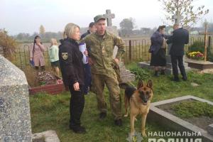 Во Львовской области на кладбище нашли мертвого младенца