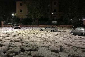 Рим парализован: После аномальных ледяных осадков на улицах города лежат глыбы льда