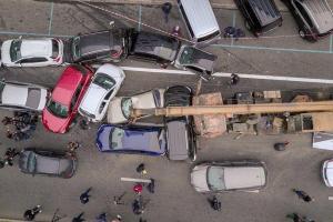 Масштабное ДТП в Киеве: автокран без тормозов смял 21 автомобиль