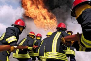 В России горит крупный рынок, площадь пожара растет