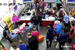 В России женщина родила в супермаркете