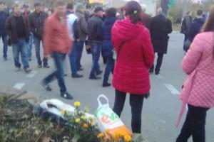 Лисичанские шахтеры перешли от слов к делу: в городе люди перекрыли дороги