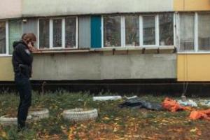 "Сидела на балконе, свесив ноги вниз": в Киеве бабушка выбросилась с 9 этажа 