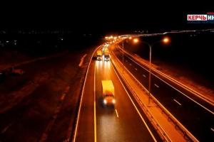 Оккупанты запустили движение грузовиков по Крымскому мосту: опубликовано видео