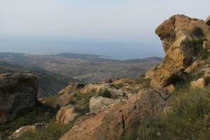 На Кипре двое россиян разбились при падении с обрыва