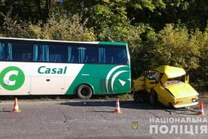 На Харьковщине ВАЗ влетел в рейсовый автобус, водитель погиб
