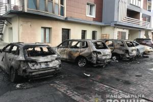 В Харькове под окнами дома сгорели припаркованные автомобили