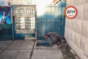 В Киеве рядом с метро "Лесная" обнаружили труп мужчины