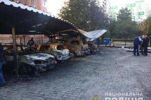Подозревают поджог: в Одессе на автостоянке сгорели 5 авто
