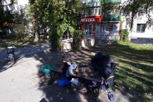 Центральную улицу Лисичанска "оккупировали" бомжи: горожане возмущены бездействием местных властей