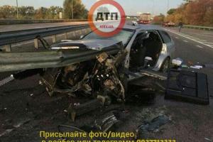 Семья чудом выжила в жутком ДТП: на трассе Киев - Харьков автомобиль прошило насквозь отбойником