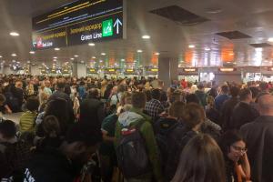 "Три выходных и безвиз в действии. Привет Донецку и Луганску": нардеп показал ажиотаж в аэропорту "Борисполь"