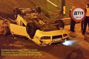 В Киеве автомобиль слетел в переход и перевернулся