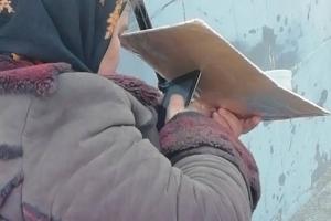 Попрошайка со смартфоном в руках удивила соцсети