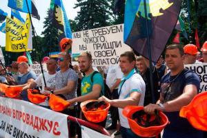 Забастовка шахтеров в Лисичанске: Под землей находятся 15 горняков, еще 56 человек присоединились к бастующим на поверхности
