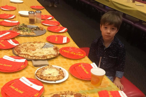 Одинокий маленький именинник стал интернет-звездой в США