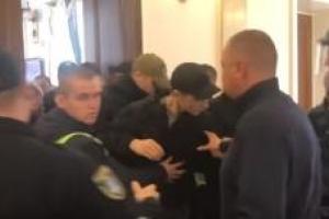 В горсовете Николаева активисты облили депутатов нечистотами