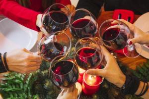 Три человека погибли и 44 попали в больницу: в Камбодже люди отравились вином