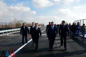 Пушилин открыл восстановленный мост в Дебальцево