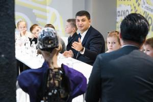 Робот София прилетела в Киев и поговорила с Гройсманом об Украине