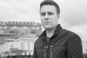 Журналист-самоубийца после падения с 11 этажа был еще жив - СМИ