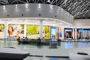 В московском ТЦ девушка упала с третьего этажа, позируя на камеру