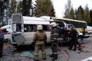 На трассе в России автобус уничтожил маршрутку: 13 погибших