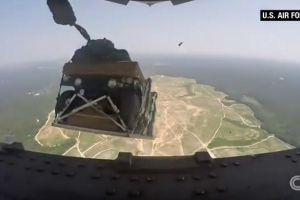 Военные США промахнулись при десантировании Humvee с самолета: бронемашины приземлились в сельской местности