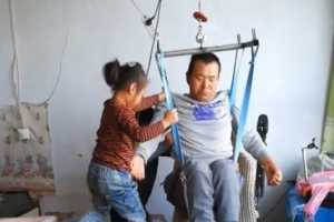 В Китае жена ушла от парализованного мужа, оставив с ним 6-летнюю дочь