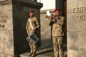 Бирюков показал видео ритуала в честь погибших военных, который будет проходить каждый день у здания Минобороны