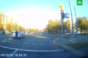 В Беларуси девушка-пешеход не пропустила кортеж Лукашенко, который мчался на красный: видео