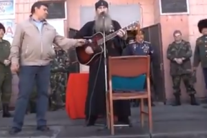 Бесноватый поп-боевик показал истинное лицо РПЦ: видео набирает популярность в сети