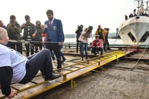 Новый рекорд Украины: Силач из Львова зубами протащил на 16 метров 600-тонное судно