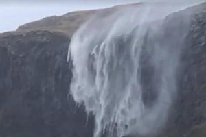 В Великобритании шторм "Каллум" развернул вспять водопад: видео