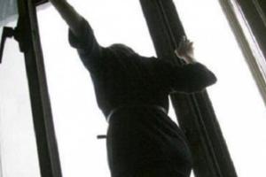 В Белой Церкви 14-летняя девочка выбросилась из окна высотки