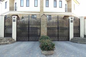 Распашные ворота - конструкция для всех типов ограждений и территорий