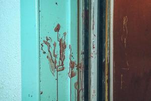 В Москве женщину зарезали в лифте