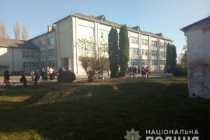 На Киевщине подросток распылил газ в школе: 9 человек попали в больницу