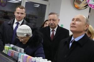 "Путин и бабушка": сеть насмешило постановочное видео с участием президента России