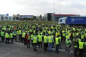 Протесты "желтых жилетов" охватили всю Францию