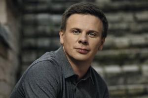 "Помню, когда малых привезли с роддома, я заплакал": Дмитрий Комаров показал брата и сестру