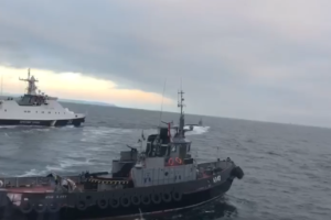 В сети появилось видео тарана украинского буксира кораблем РФ