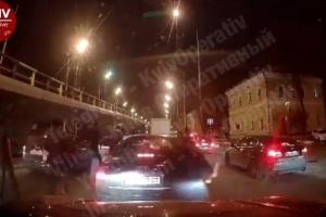"Как в 90-е": в Киеве толпа мужчин разбила автомобиль