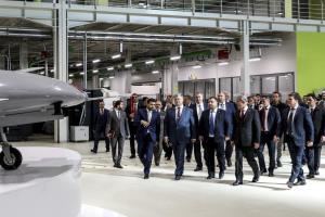 Порошенко в Турции посетил производство беспилотников компании Baykar Makina