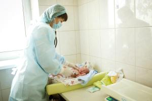 В Лисичанске новорожденного младенца подкинули под дверь больницы