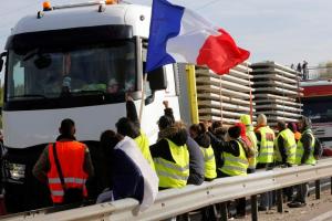 В Париже сегодня закроют Эйфелеву башню из-за протестов "желтых жилетов"