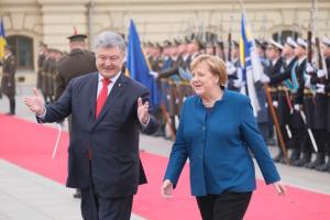 "C глазу на глаз": в Киеве началась встреча Порошенко и Меркель 
