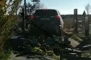 На джипе по могилам: в Харькове священник разрушил несколько памятников