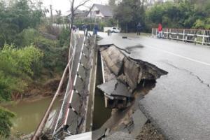 В России обвалился очередной мост: кадры