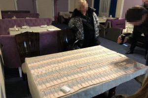 Чиновницу ГФС задержали в харьковском кафе при получении крупной взятки